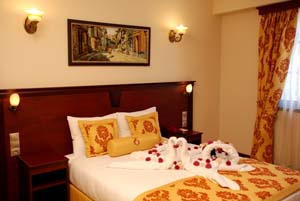 Standard single with city view, private facilities (bath and shower), and breakfast
